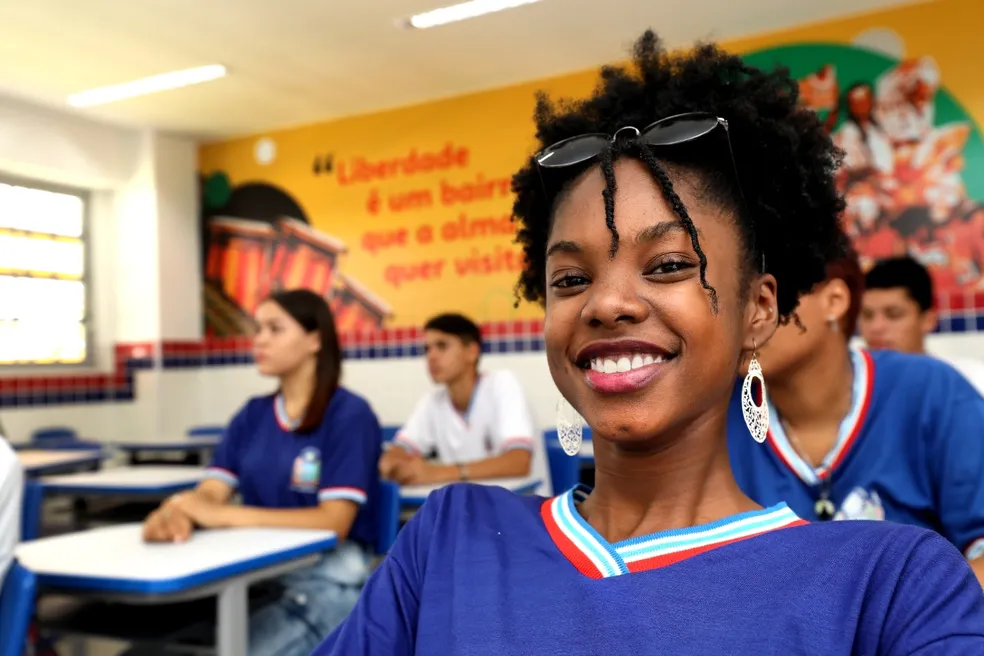 Abandono escolar na Bahia cai 50% após dois anos do Pé de Meia, diz MEC
