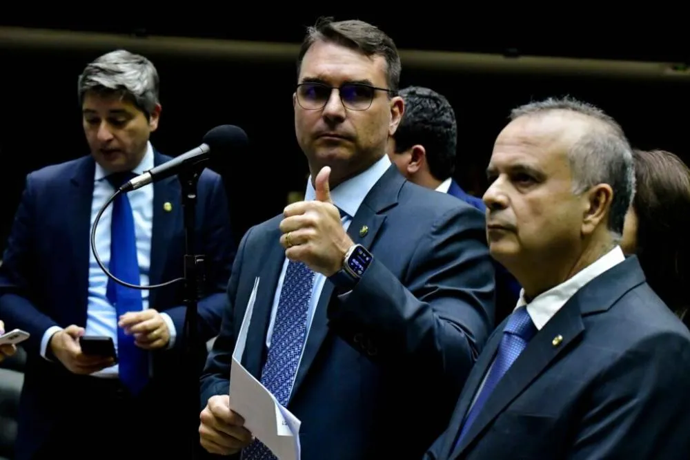 Equipe de pré-campanha de Flávio Bolsonaro prepara ofensiva contra PT da Bahia